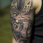 48-Tattoo-on-the-shoulder-of-the-man-Biomechanics.jpg