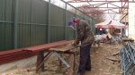 Gopr0820___Зачищаю трубы на последние две фермы навеса_.jpg